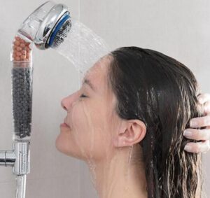 how do filtered shower head work
